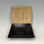 前端雅峯造『青漆面黄深四方盆』（共箱） 茶道具 山中塗 塗師 前端雅峯作 雲鳳凰蒔絵 大棗 共箱 V 8469