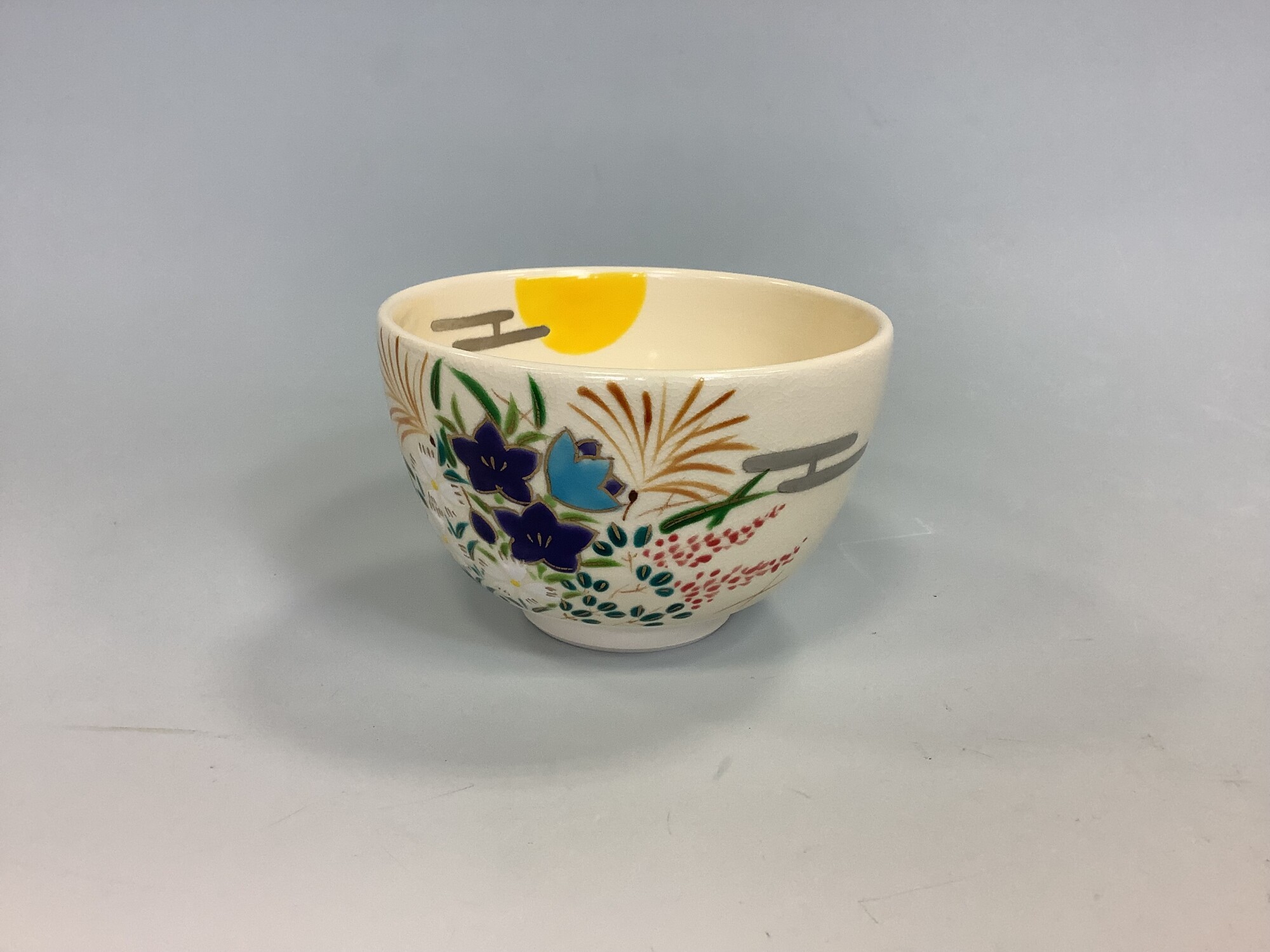 加藤起楽 茶碗 / 色絵 春草ともぐら 好ましく / 略歴 化粧箱付き