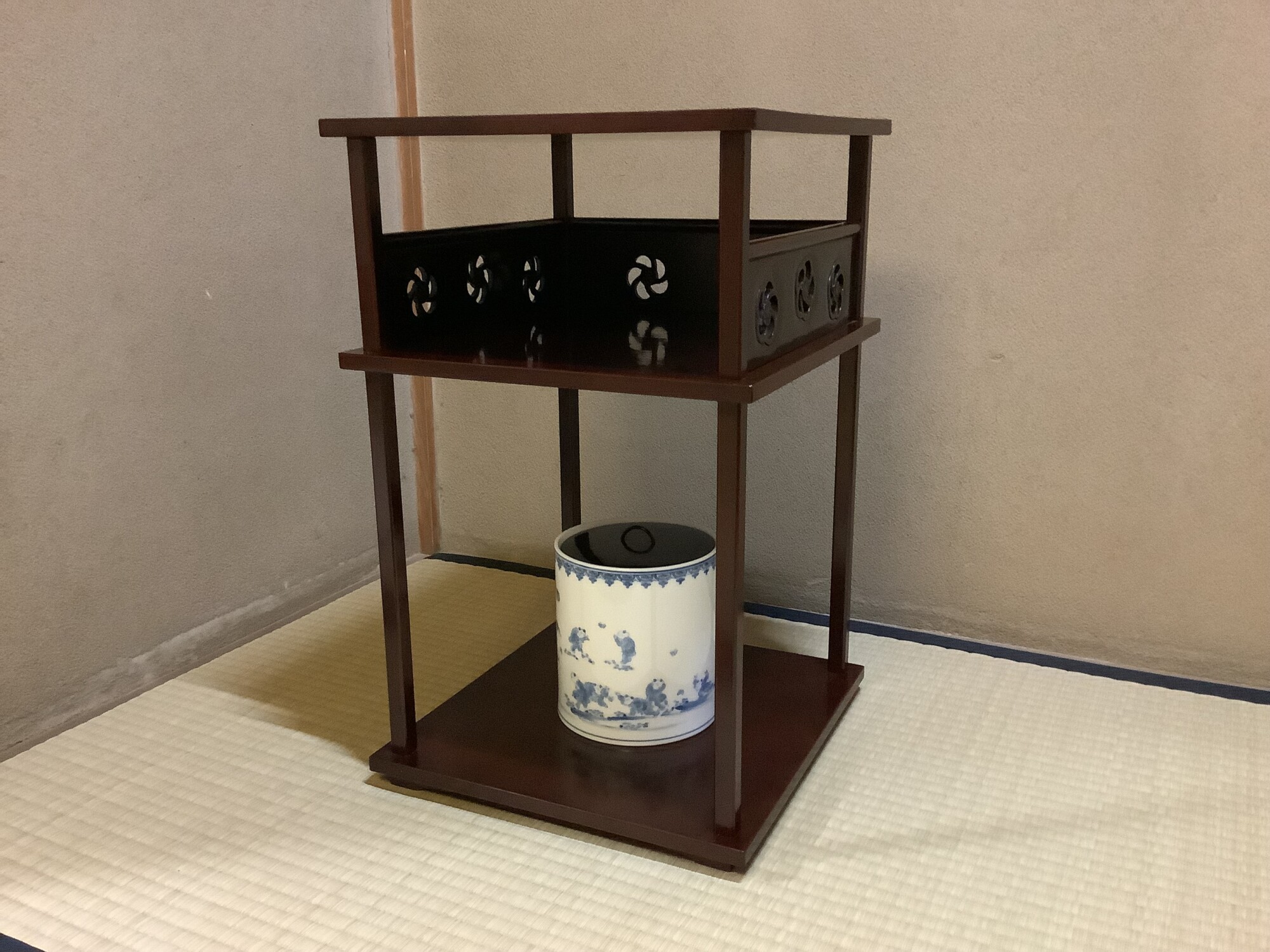 ねじ梅透し二重棚 一閑溜塗 即中斎好み 鈴木光入作 | 泰山