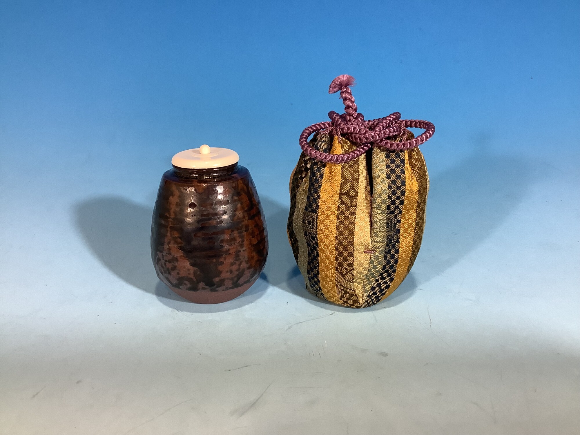 茶道具　龍喜窯　白玉文珠写　茶入　西陣織正法寺純子　袱紗付　共箱　V　R6165 茶入 伊予簾写し 龍喜窯作 | 泰山